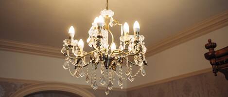 Un lustre doté de plusieurs lampes et orné de décorations en cristal.