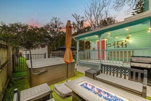 Terrace/patio - Historic Hideaway, Your Family's Coastal Haven: Walkable, Pool, Spacious, Pet Friendly (Saint Augustine)