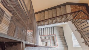 Eine Treppe mit Metallgeländer und einem gemusterten Boden.