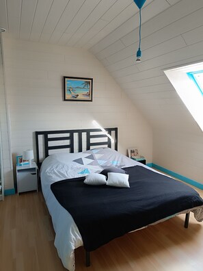 4 室のベッドルーム、デスク、アイロン / アイロン台、旅行用ベビーベッド