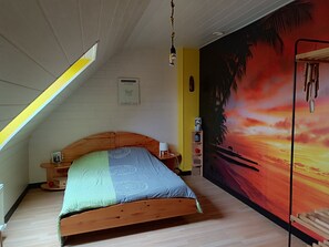 4 habitaciones, escritorio y tabla de planchar con plancha 