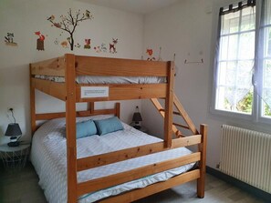 2 bedrooms, iron/ironing board, free WiFi, bed sheets - Holiday Home 'Gîte De Locmousteru' with Private Terrace, Private Garden and Wi-Fi (Moustéru)