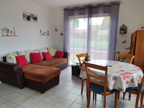 TV, ping pong - Holiday Home 'Gîte De Locmousteru' with Private Terrace, Private Garden and Wi-Fi (Moustéru)