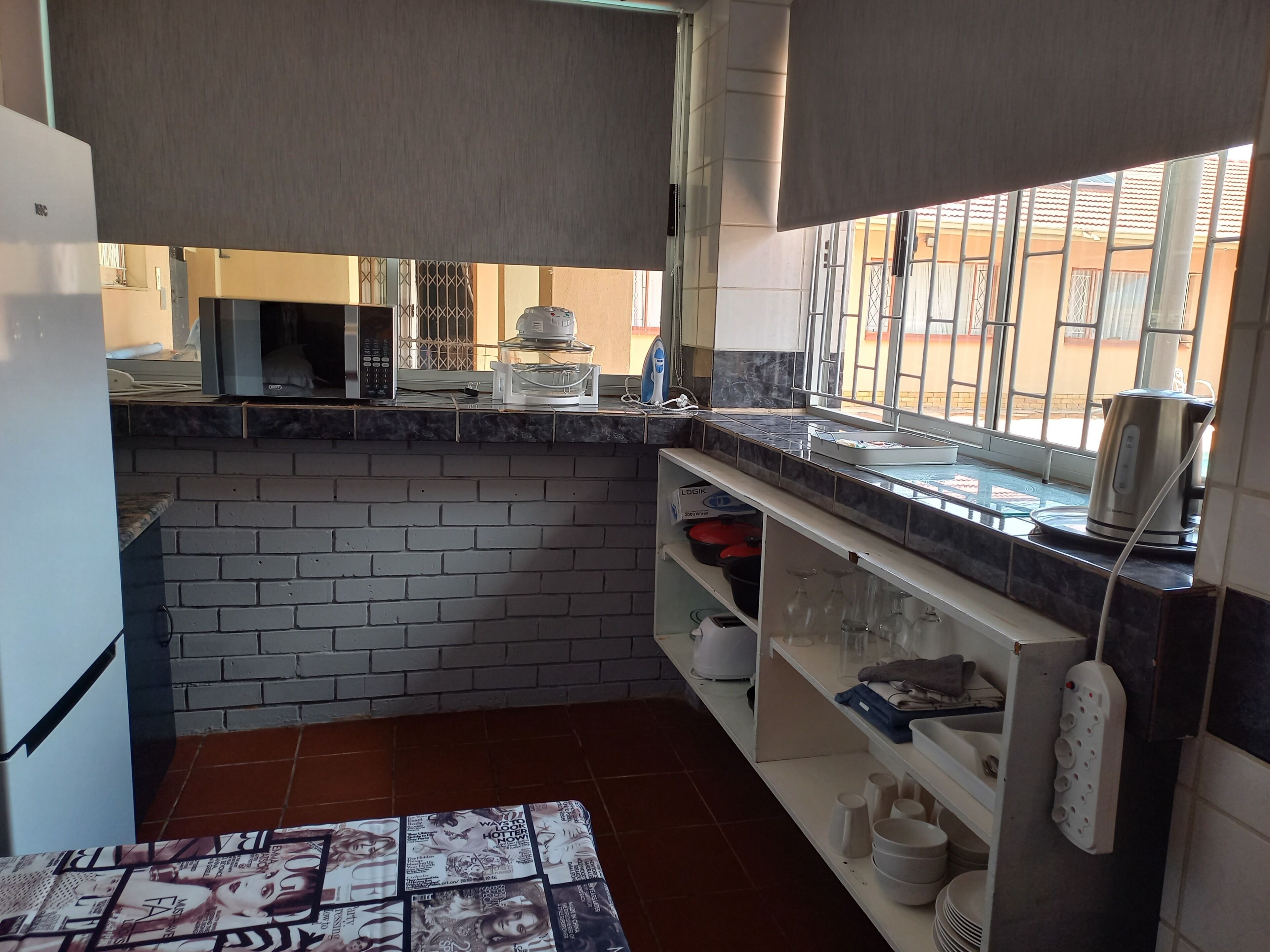 Jääkaappi, mikroaaltouuni, vedenkeitin