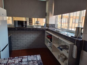 ثلاجة، ميكروويف، غلّاية كهربائية، مستلزمات طهي/أطباق/أوعية