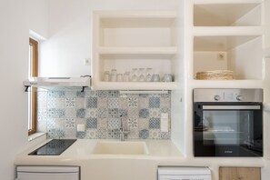 Basic Apartment | Private kitchen | Mini-fridge, oven, dishwasher, espresso maker