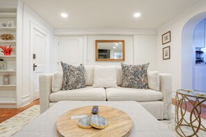 Smart TV - New 2/2 Garden apartment in Historic District (Savannah)