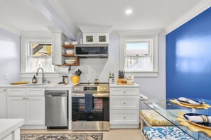 Microwave, oven, stovetop, dishwasher - New 2/2 Garden apartment in Historic District (Savannah)