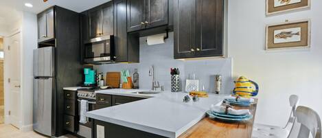 Geladeira, micro-ondas, fogão, cooktop