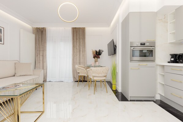Dishwasher, coffee/tea maker, cookware/dishes/utensils, paper towels - Glamour Studio by Renters Prestige (Warsaw)