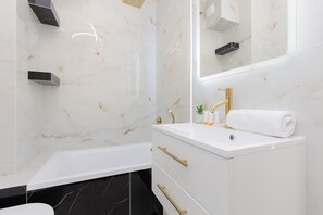 Studio, Kitchen | Bathroom | Towels, soap, shampoo, toilet paper - Glamour Studio by Renters Prestige (Warsaw)