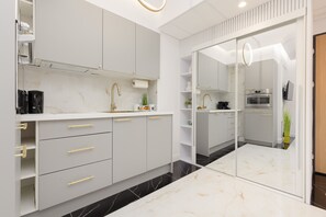 Dishwasher, coffee/tea maker, cookware/dishes/utensils, paper towels - Glamour Studio by Renters Prestige (Warsaw)