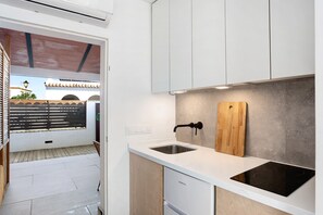 Kühlschrank, Herdplatte, Wasserkocher mit Kaffee-/Teezubehör, Toaster