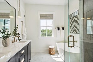 Regadera, secadora de cabello, toallas 