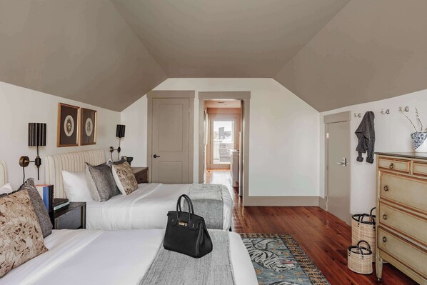 5 bedrooms, desk, iron/ironing board, WiFi