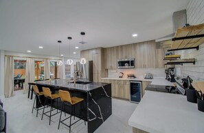 Fridge, oven, stovetop, dishwasher - Central Convenience x Modern Luxury - Heart of Houston (Houston)