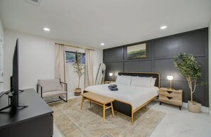 5 bedrooms, iron/ironing board, WiFi, bed sheets