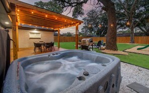 Outdoor dining - Central Convenience x Modern Luxury - Heart of Houston (Houston)