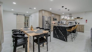 Dining - Central Convenience x Modern Luxury - Heart of Houston (Houston)
