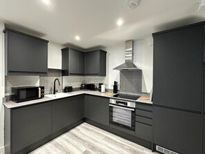 Geladeira, micro-ondas, fogão, cooktop