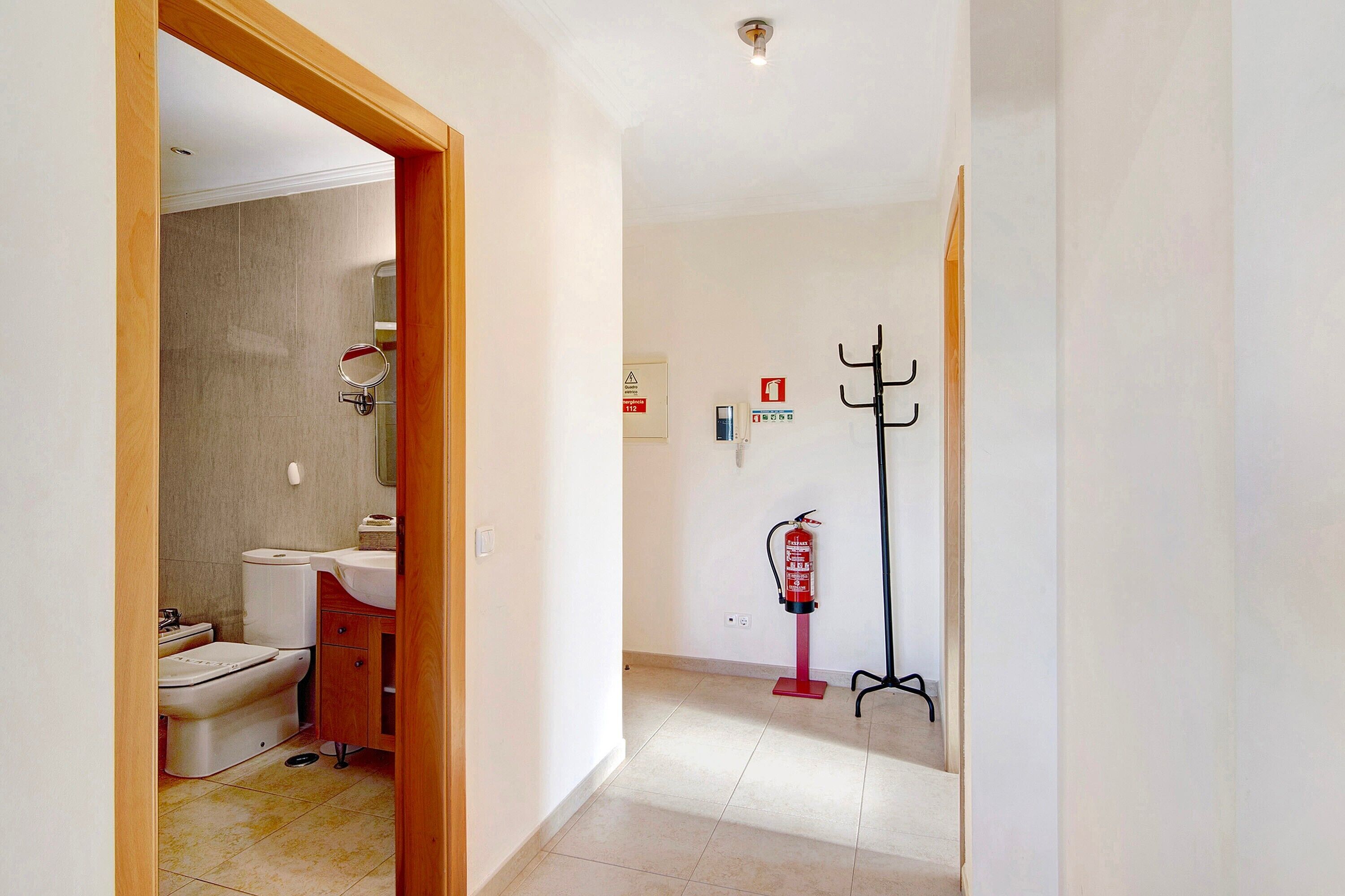 Ein Badezimmer mit Toilette, Waschbecken und Spiegel.