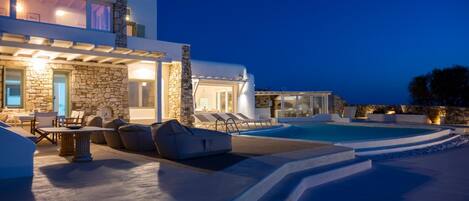 Villa, Smoking | 5 bedrooms, soundproofing