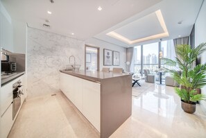 Kühlschrank, Mikrowelle, Ofen, Wasserkocher