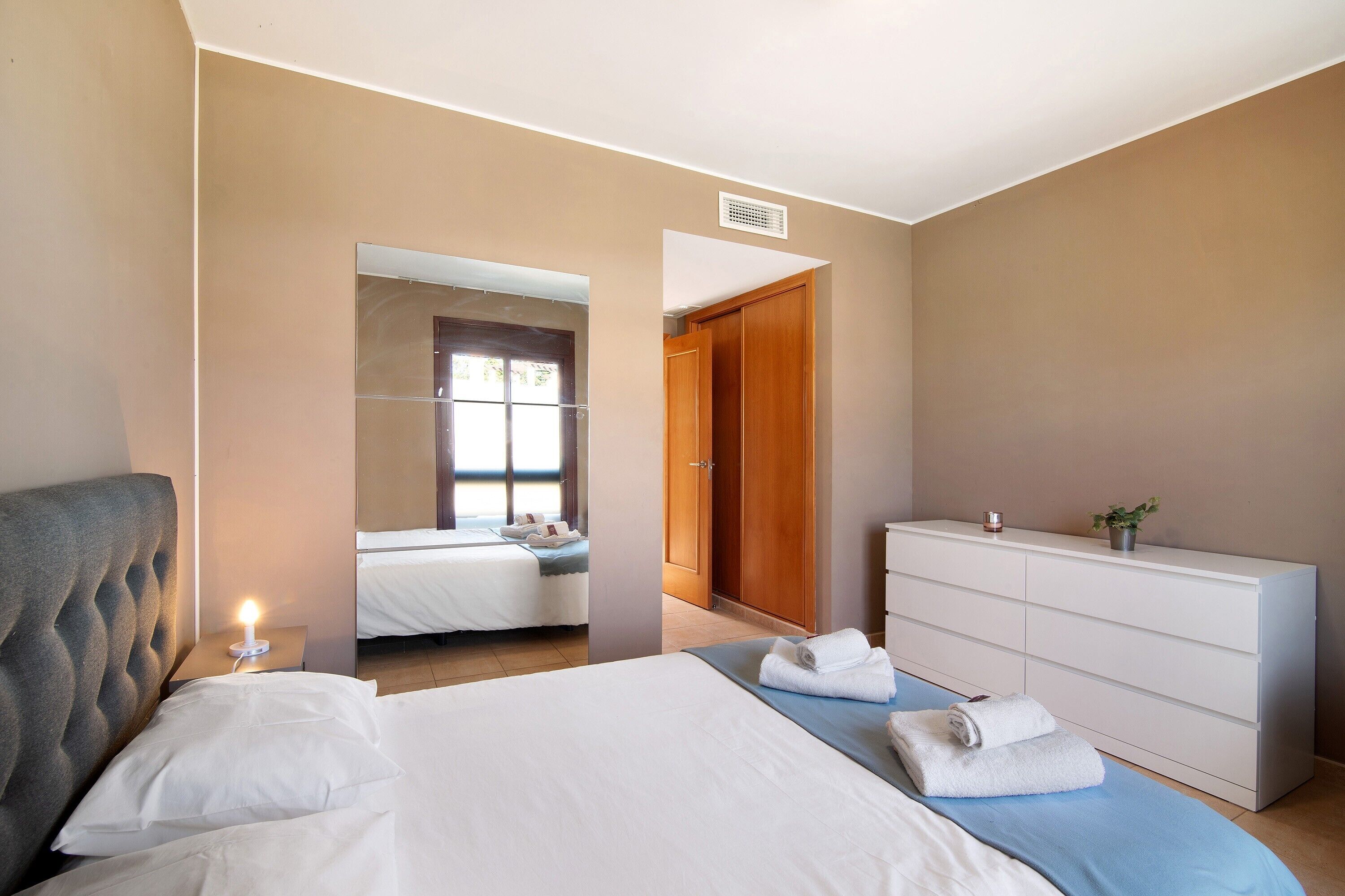 1 bedroom, bed sheets