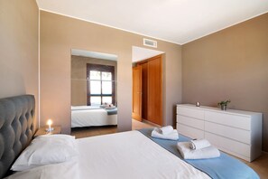 1 bedroom, bed sheets - Holiday Home 'Golf Vila Sol - Algarve Paraíso' with Shared Pool, Terrace and Air Conditioning (Quarteira)