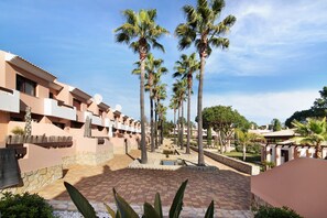 Property grounds - Holiday Home 'Golf Vila Sol - Algarve Paraíso' with Shared Pool, Terrace and Air Conditioning (Quarteira)