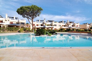 Pool - Holiday Home 'Golf Vila Sol - Algarve Paraíso' with Shared Pool, Terrace and Air Conditioning (Quarteira)
