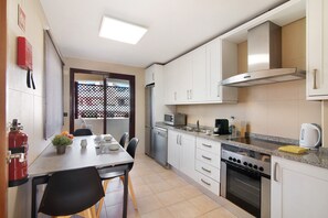 Fridge, microwave, oven, stovetop - Holiday Home 'Golf Vila Sol - Algarve Paraíso' with Shared Pool, Terrace and Air Conditioning (Quarteira)