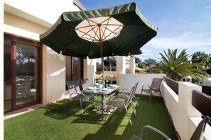 Outdoor dining - Holiday Home 'Golf Vila Sol - Algarve Paraíso' with Shared Pool, Terrace and Air Conditioning (Quarteira)