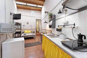 Een koelkast, een microgolfoven, een kookplaat