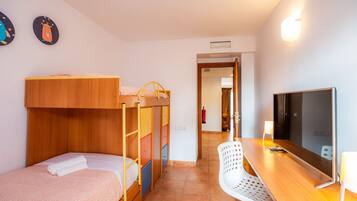 2 dormitorios, tabla de planchar con plancha, wifi gratis y ropa de cama