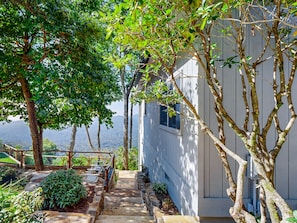 Property grounds - Rose Cottage: Panoramic Mtn Views, Stunning Terrace + Firepit (Sapphire)