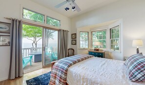 2 bedrooms, iron/ironing board, free WiFi, bed sheets - Rose Cottage: Panoramic Mtn Views, Screened Porch, Stunning Terrace + Firepit (Sapphire)