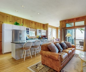Smart TV, fireplace - Rose Cottage: Panoramic Mtn Views, Stunning Terrace + Firepit (Sapphire)