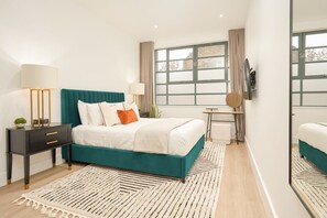 1 chambre, bureau, fer et planche à repasser, lit de bébé portatif