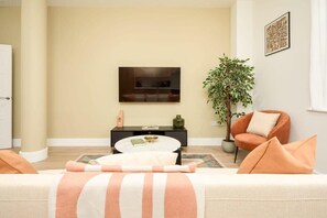 TV, offices - Spacious and contemporary apartment in Marylebone (London)