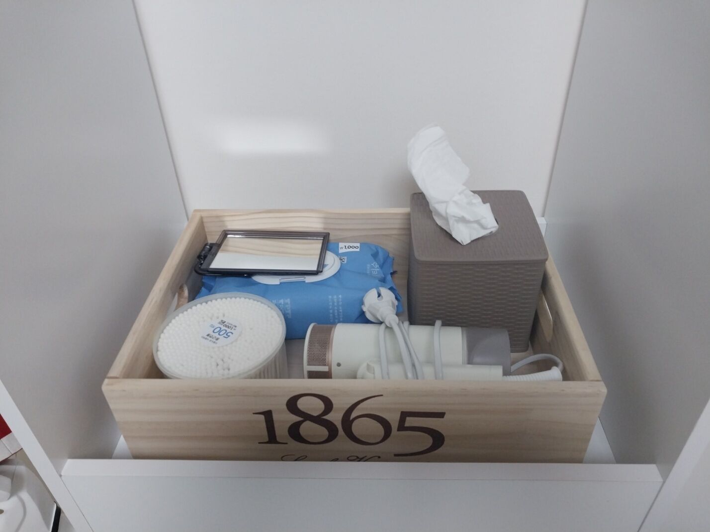 Secadora de cabello, toallas, jabón, shampoo 