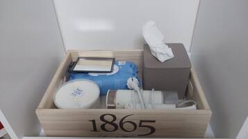 Secadora de cabello, toallas, jabón, shampoo