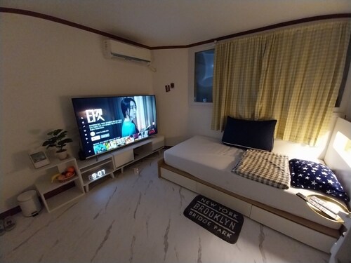 A  cozy place with a double bed with 65 inches TV. Free Netflix and Youtube