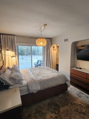 2 bedrooms, iron/ironing board, WiFi, bed sheets - Secluded mid town location in Historic Kingston (Kingston)