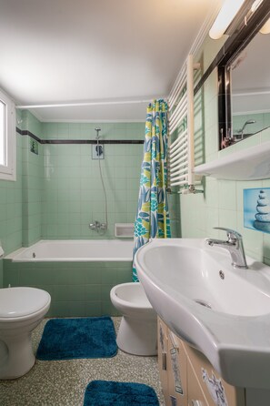 Haartrockner, Bidet, Handtücher, Seife