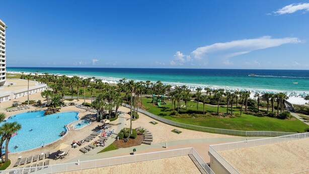 Ein Resort mit großem Swimmingpool, Zugang zum Strand und Blick auf den Ozean.