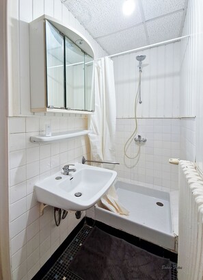 Towels, soap, toilet paper - F 3.k.1 Avec 2 Chambres et 6 Lits (Trappes)