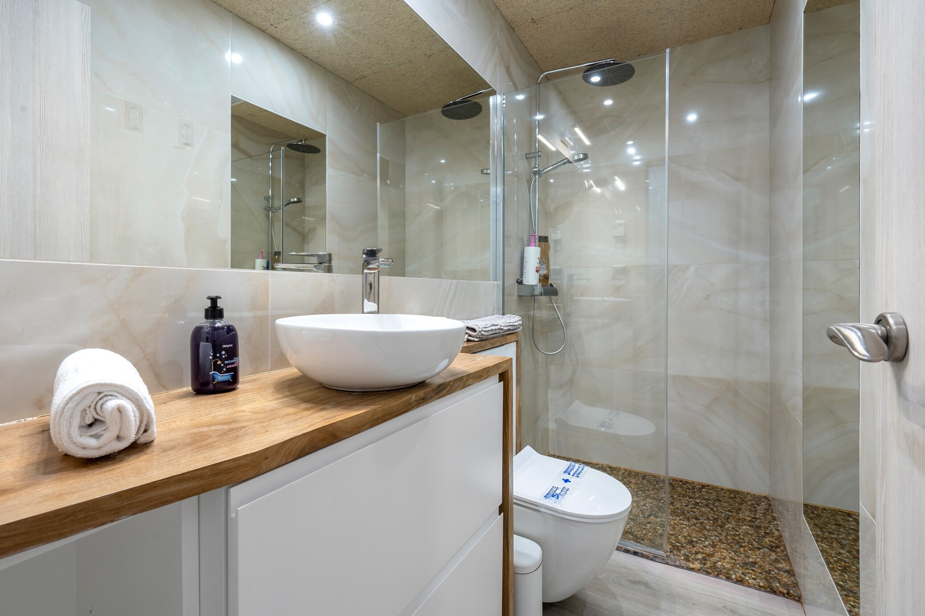 Douche, sèche-cheveux, serviettes fournies