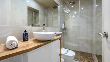 Douche, sĂšche-cheveux, serviettes fournies