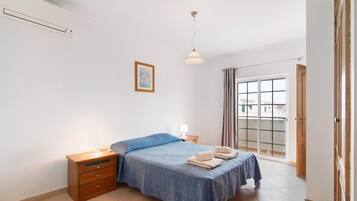 2 bedrooms, bed sheets
